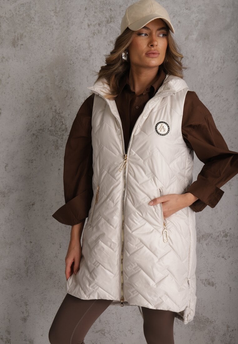 Jasnoszara Długa Pikowana Kamizelka z Kapturem i Ozdobną Naszywką Mentape