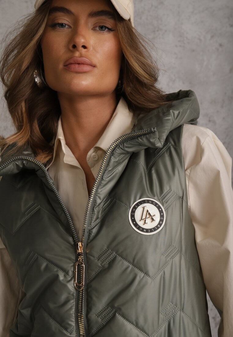 Zielona Długa Pikowana Kamizelka z Kapturem i Ozdobną Naszywką Mentape