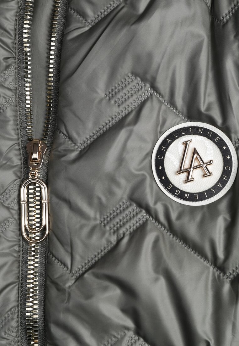 Zielona Długa Pikowana Kamizelka z Kapturem i Ozdobną Naszywką Mentape