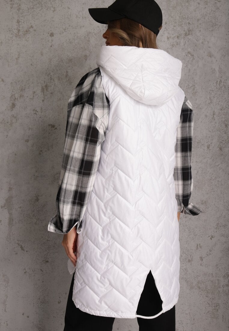 Biała Długa Pikowana Kamizelka z Kapturem i Ozdobną Naszywką Mentape