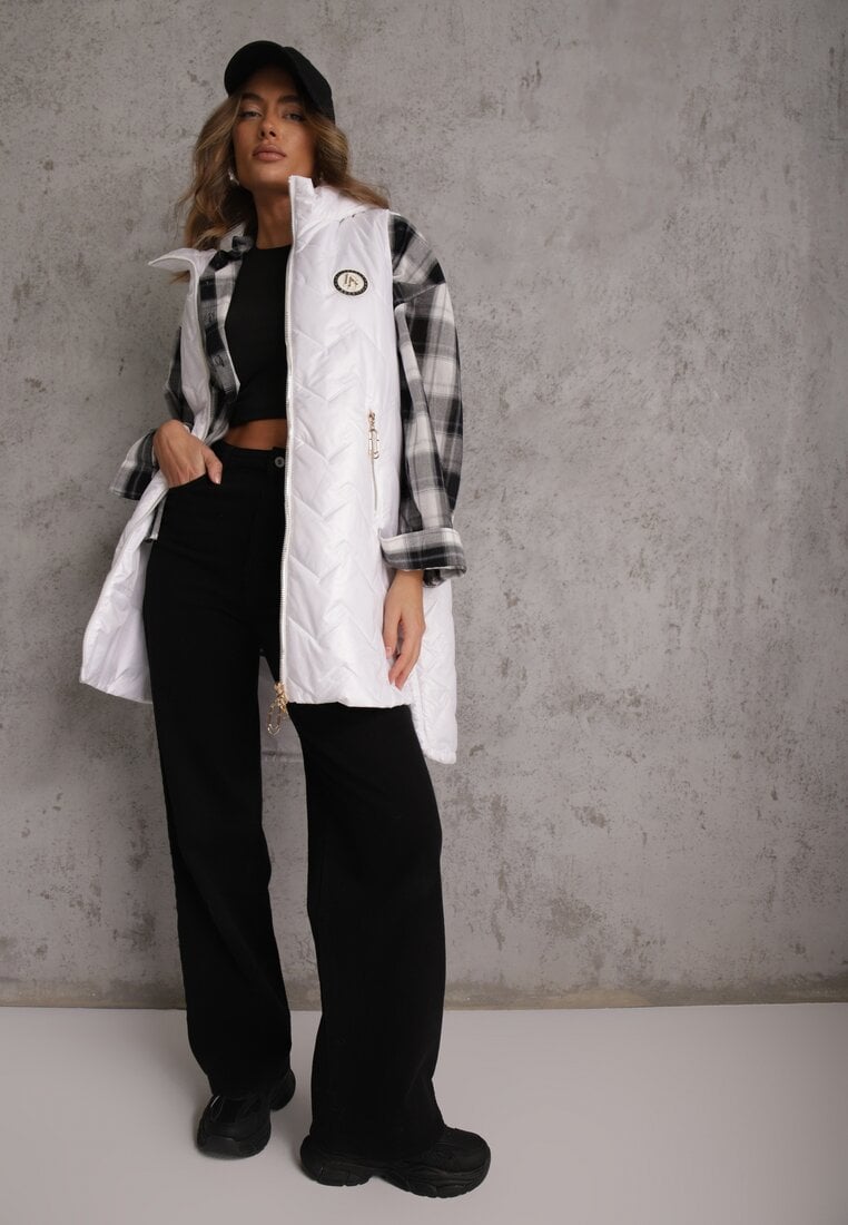 Biała Długa Pikowana Kamizelka z Kapturem i Ozdobną Naszywką Mentape