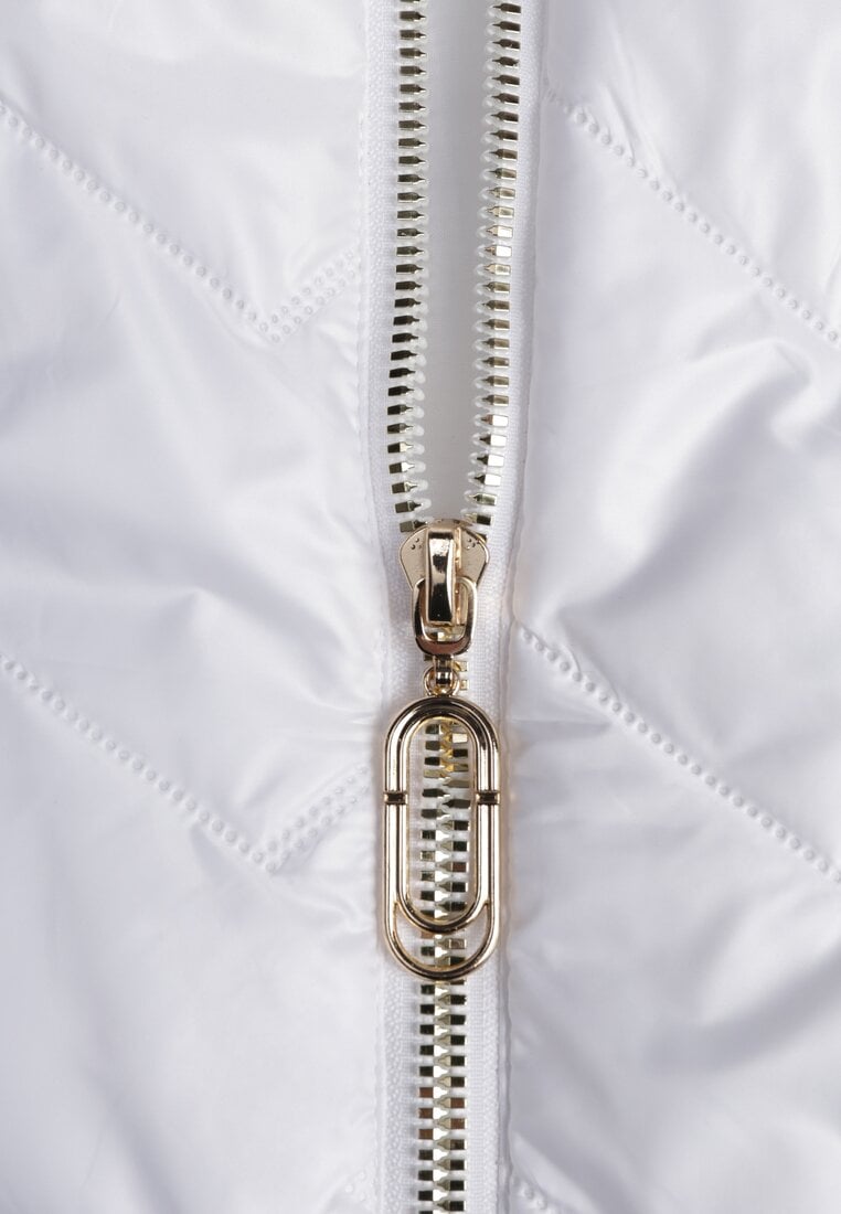 Biała Długa Pikowana Kamizelka z Kapturem i Ozdobną Naszywką Mentape