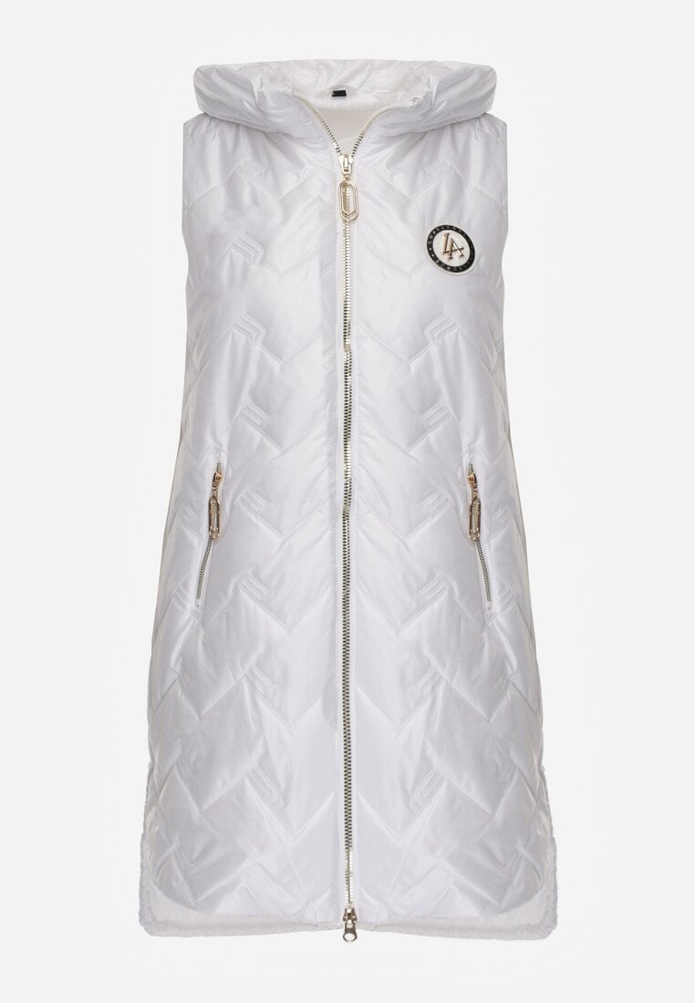 Biała Długa Pikowana Kamizelka z Kapturem i Ozdobną Naszywką Mentape