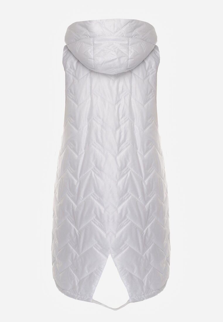 Biała Długa Pikowana Kamizelka z Kapturem i Ozdobną Naszywką Mentape