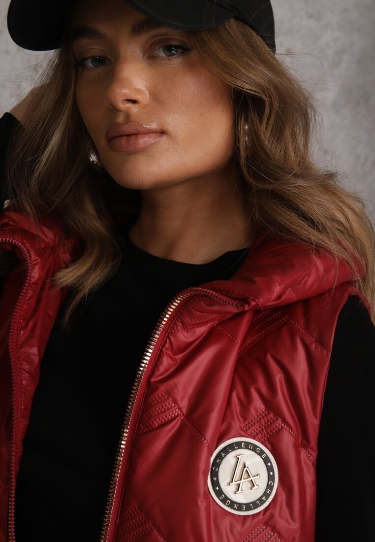 Czerwona Długa Pikowana Kamizelka z Kapturem i Ozdobną Naszywką Mentape