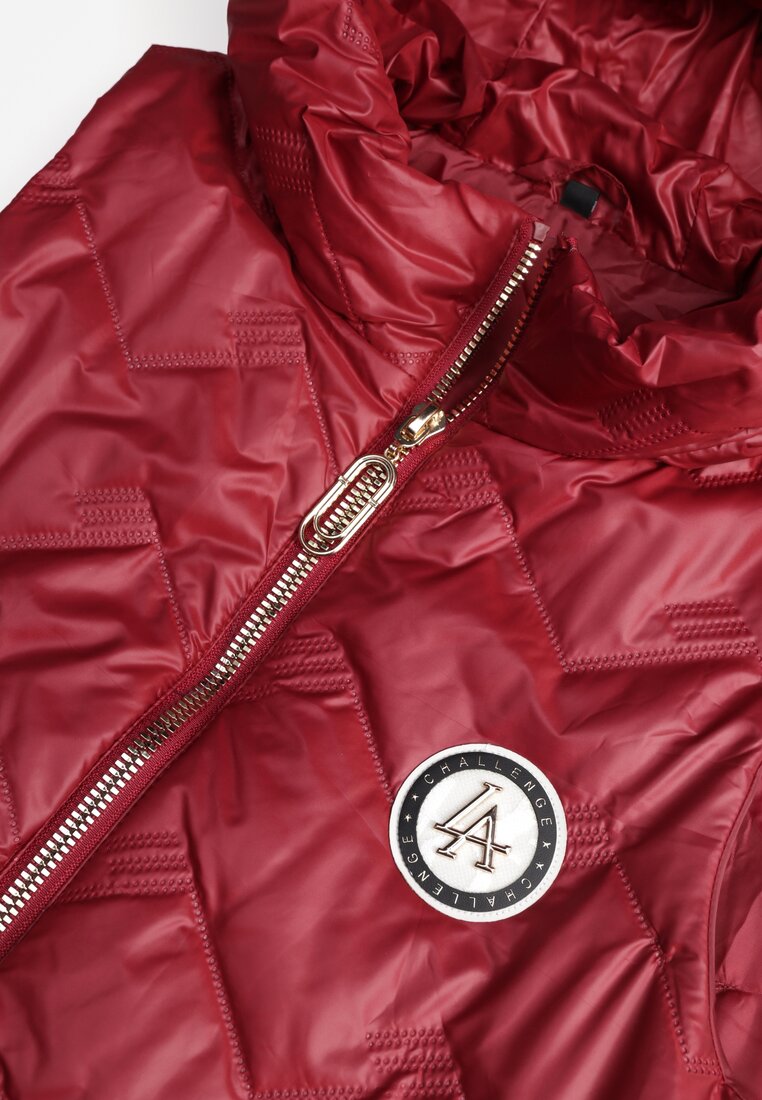 Czerwona Długa Pikowana Kamizelka z Kapturem i Ozdobną Naszywką Mentape