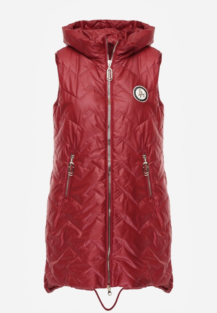 Czerwona Długa Pikowana Kamizelka z Kapturem i Ozdobną Naszywką Mentape