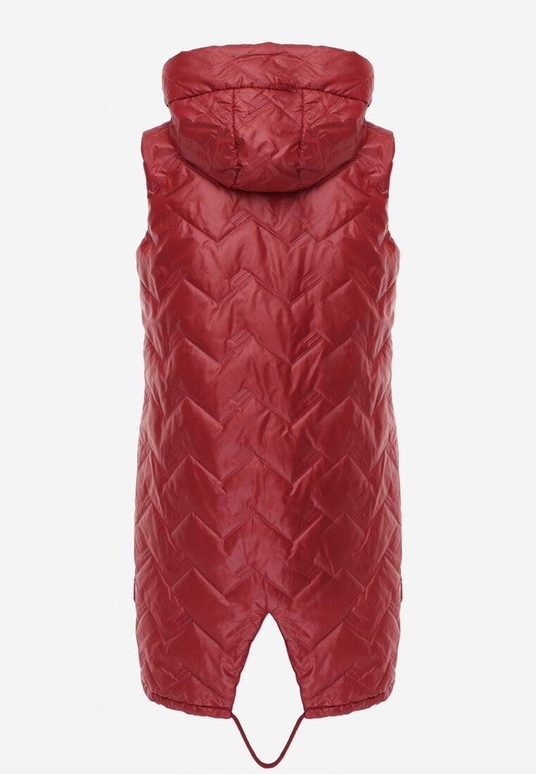 Czerwona Długa Pikowana Kamizelka z Kapturem i Ozdobną Naszywką Mentape