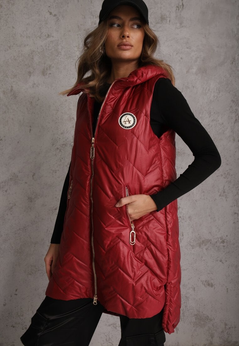 Czerwona Długa Pikowana Kamizelka z Kapturem i Ozdobną Naszywką Mentape