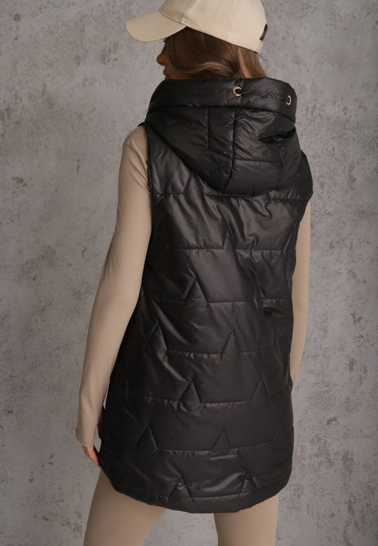 Czarna Długa Kamizelka Pikowana z Nieodpinanym Kapturem Ozdobiona Naszywką Kasseda