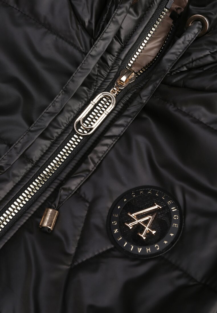 Czarna Długa Kamizelka Pikowana z Nieodpinanym Kapturem Ozdobiona Naszywką Kasseda