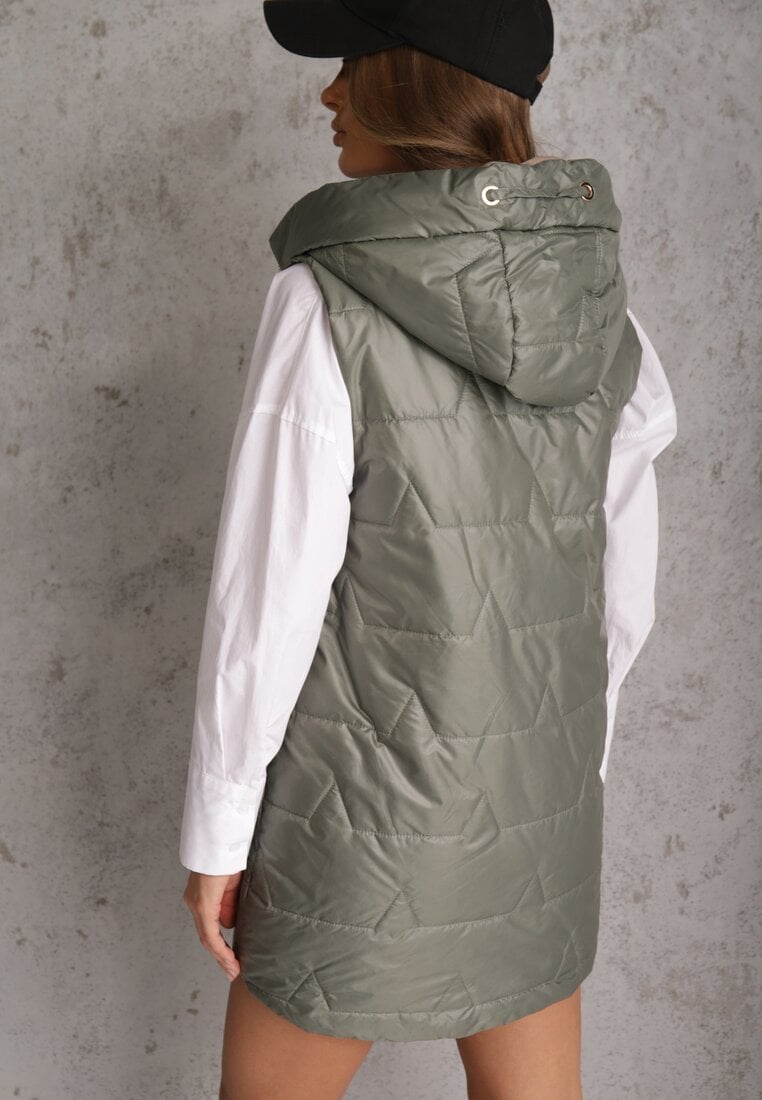 Zielona Długa Kamizelka Pikowana z Nieodpinanym Kapturem Ozdobiona Naszywką Kasseda