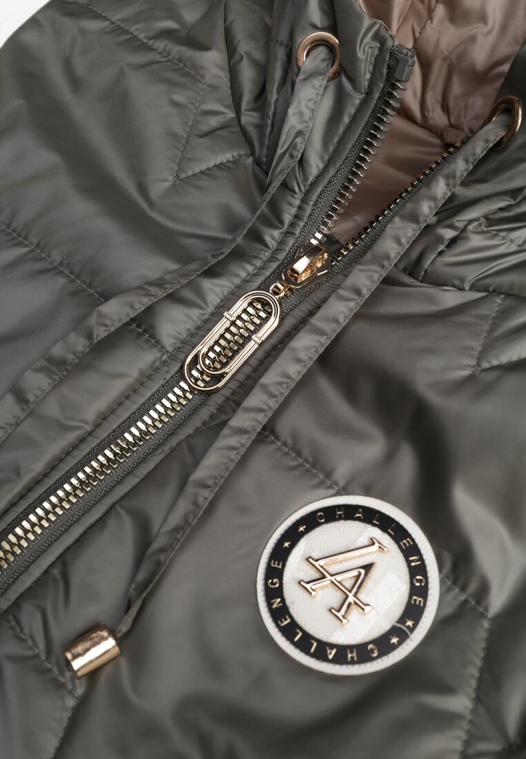 Zielona Długa Kamizelka Pikowana z Nieodpinanym Kapturem Ozdobiona Naszywką Kasseda