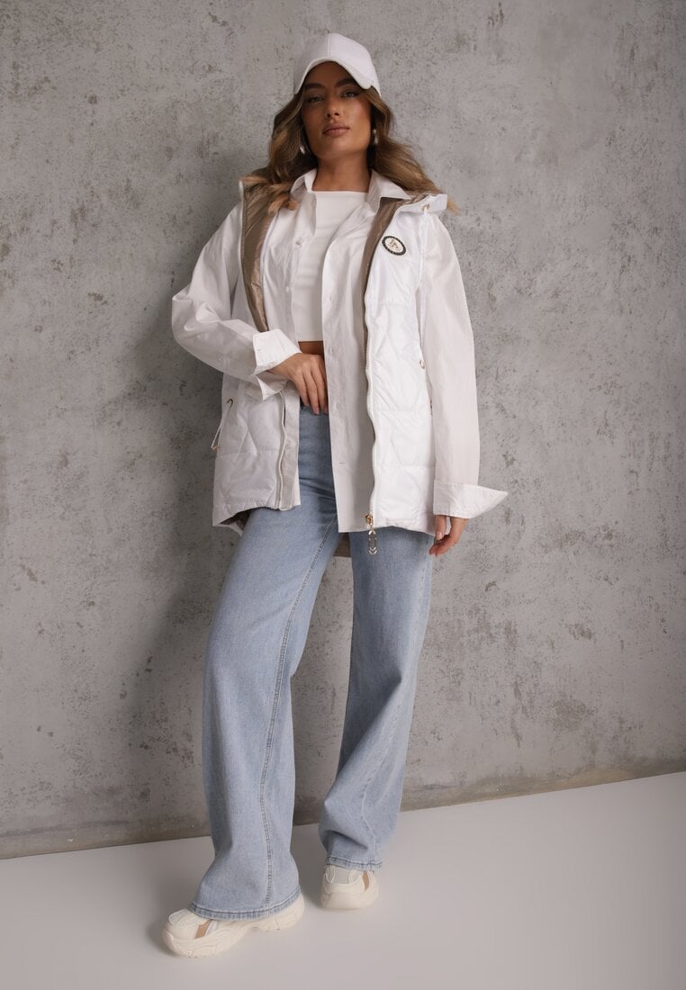 Biała Długa Kamizelka Pikowana z Nieodpinanym Kapturem Ozdobiona Naszywką Kasseda