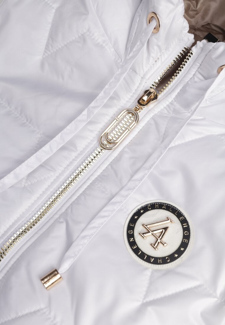 Biała Długa Kamizelka Pikowana z Nieodpinanym Kapturem Ozdobiona Naszywką Kasseda