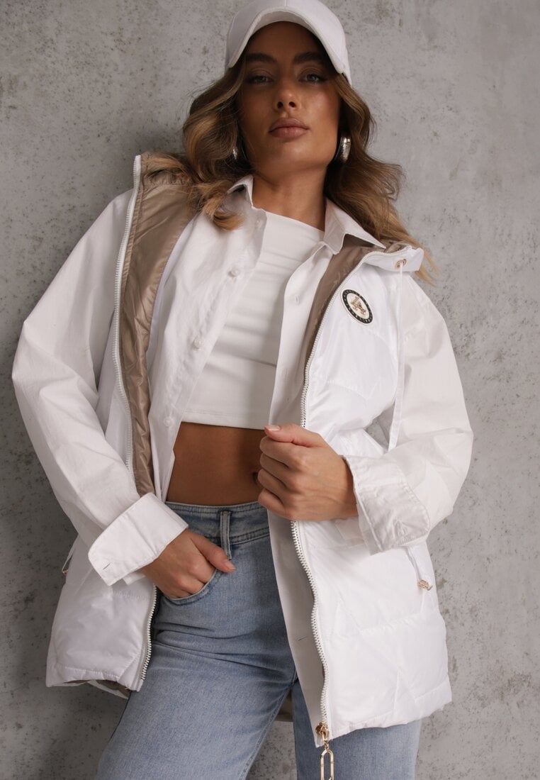 Biała Długa Kamizelka Pikowana z Nieodpinanym Kapturem Ozdobiona Naszywką Kasseda