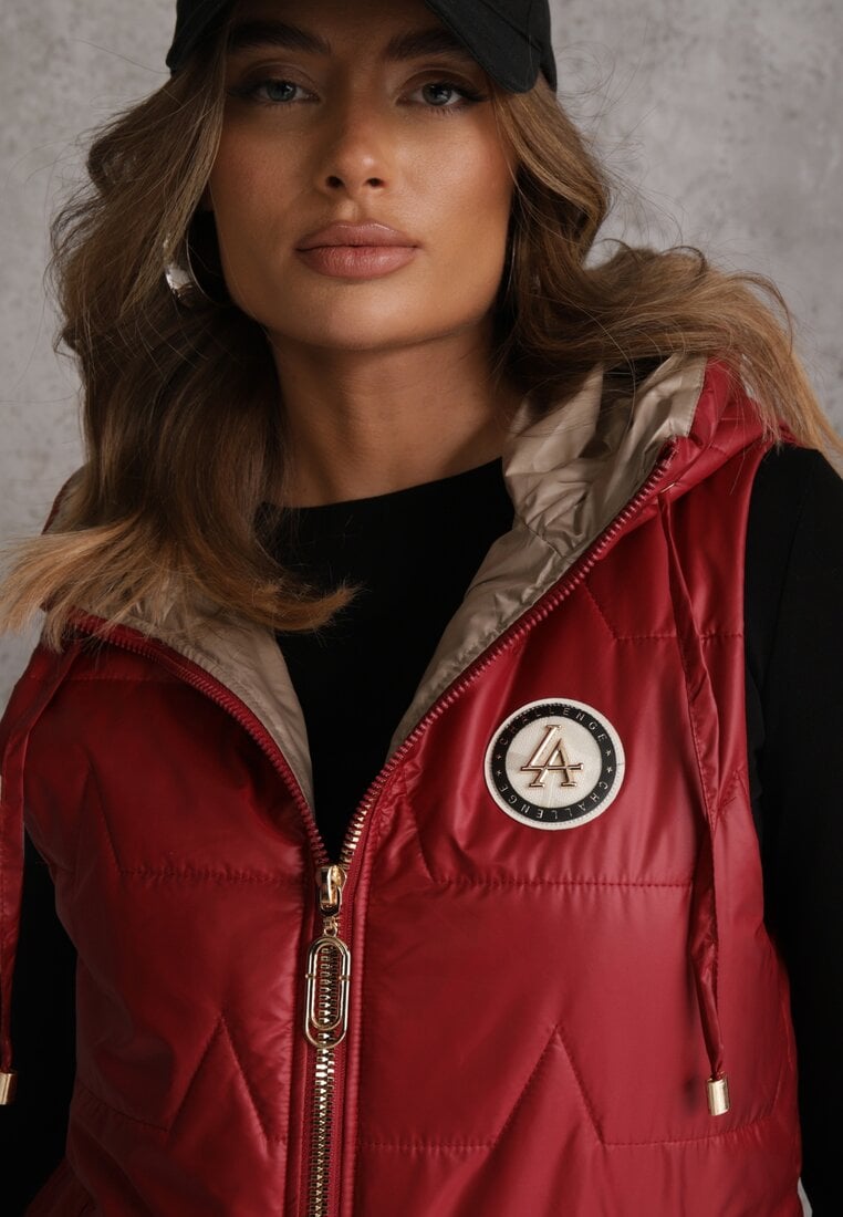 Czerwona Długa Kamizelka Pikowana z Nieodpinanym Kapturem Ozdobiona Naszywką Kasseda