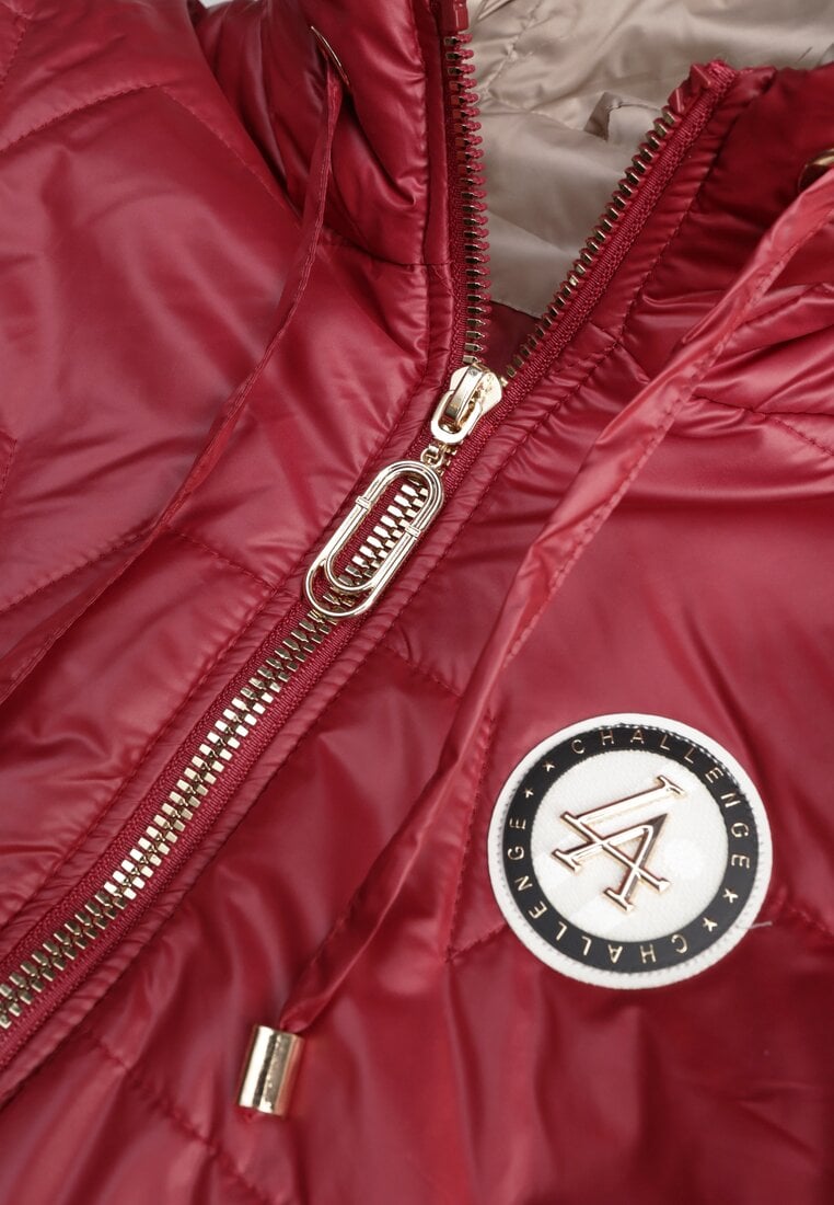 Czerwona Długa Kamizelka Pikowana z Nieodpinanym Kapturem Ozdobiona Naszywką Kasseda