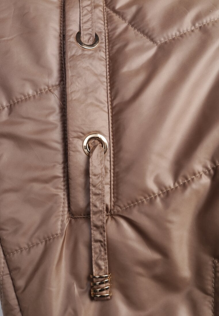 Szampańska Długa Kamizelka Pikowana z Nieodpinanym Kapturem Ozdobiona Naszywką Kasseda