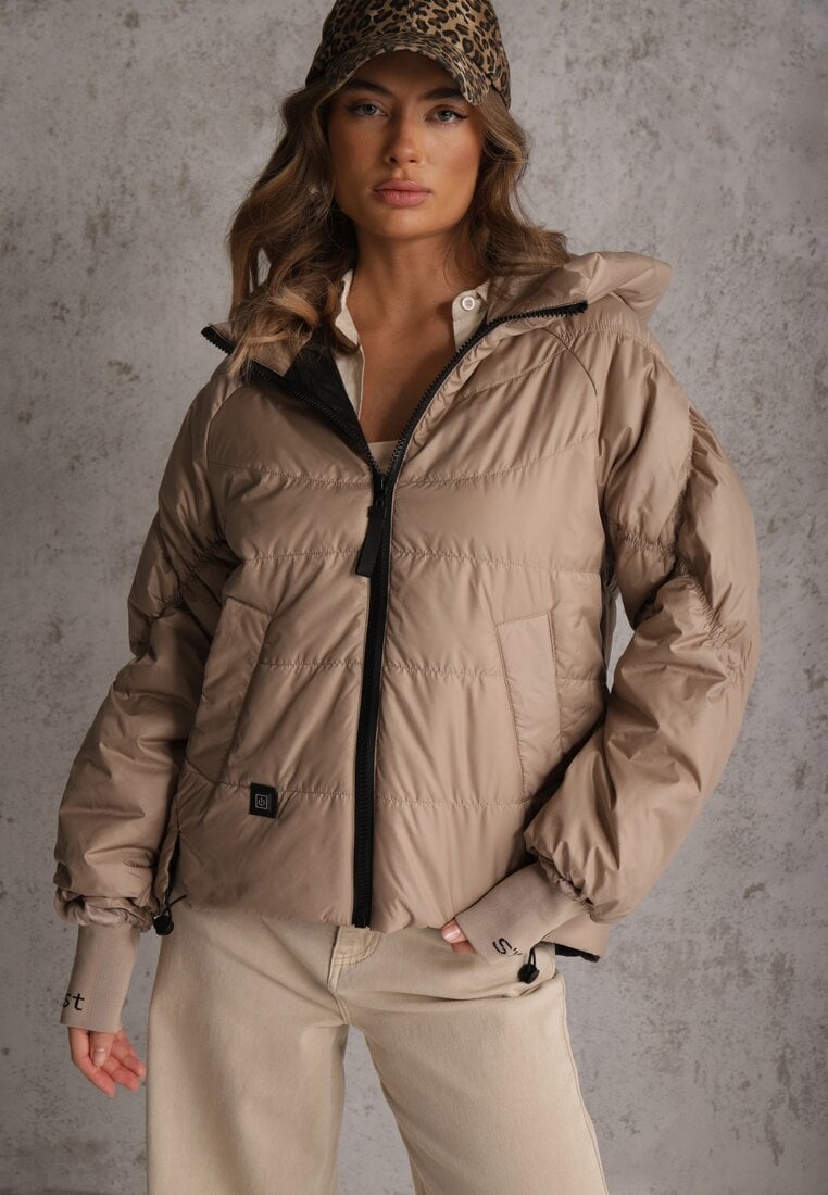 Ciemnobeżowa Pikowana Kurtka Puffer z Kapturem Ozdobiona Napisami Orellana
