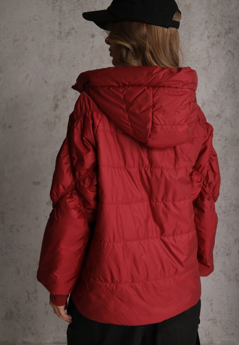 Czerwona Pikowana Kurtka Puffer z Kapturem Ozdobiona Napisami Orellana