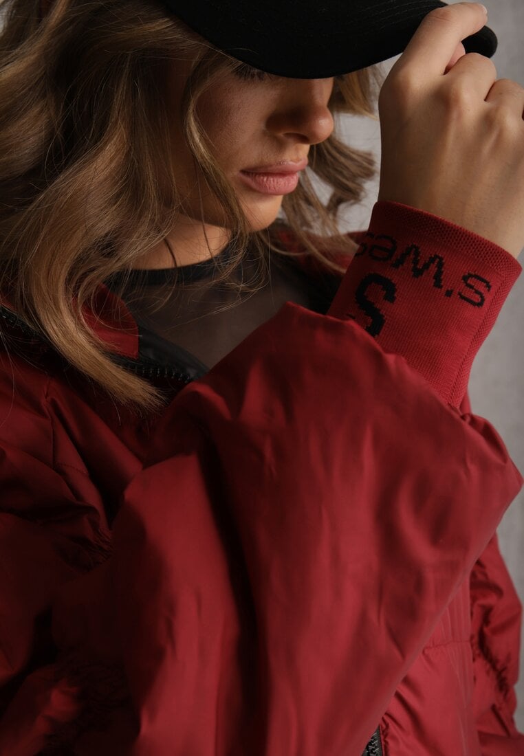 Czerwona Pikowana Kurtka Puffer z Kapturem Ozdobiona Napisami Orellana