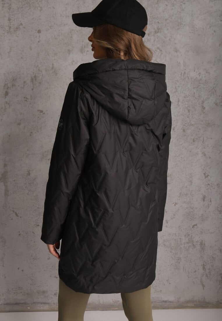 Czarna Długa Kurtka Parka Pikowana z Kapturem Ozdobiona Aplikacją Rossea