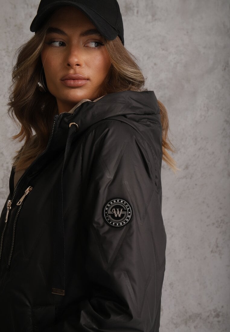 Czarna Długa Kurtka Parka Pikowana z Kapturem Ozdobiona Aplikacją Rossea