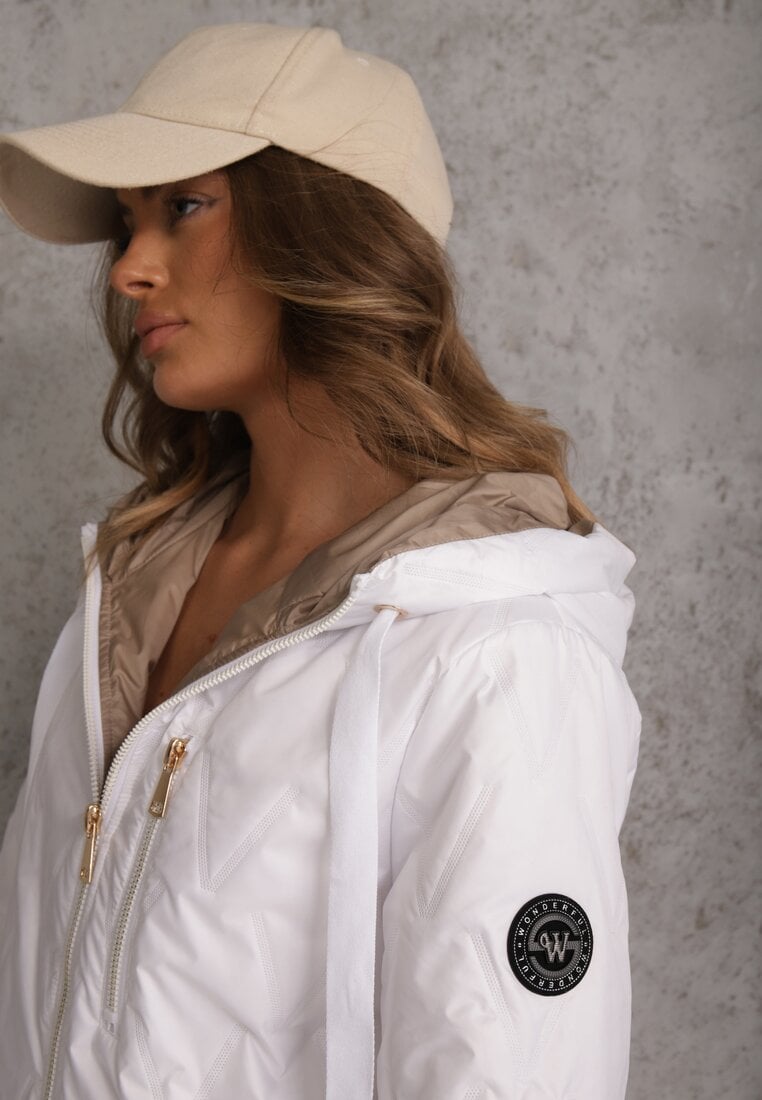 Biała Długa Kurtka Parka Pikowana z Kapturem Ozdobiona Aplikacją Rossea