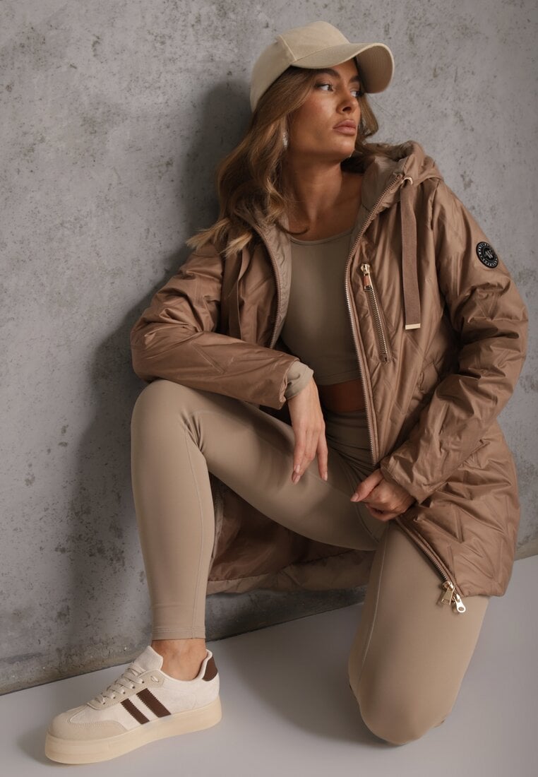 Szampańska Długa Kurtka Parka Pikowana z Kapturem Ozdobiona Aplikacją Rossea