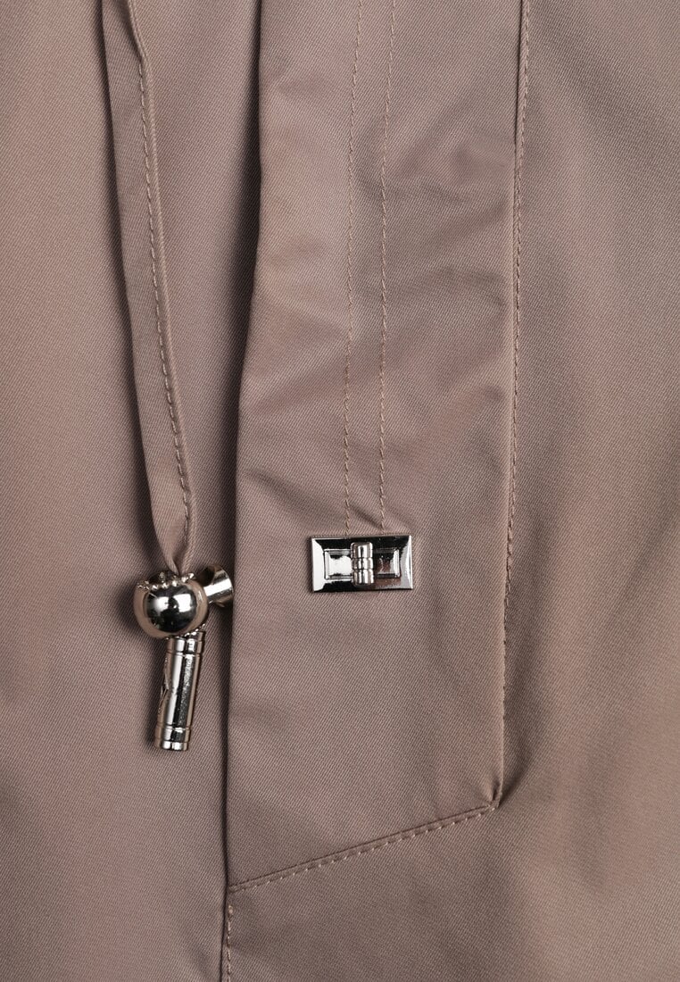 Ciemnobeżowa Kurtka Przejściowa Typu Parka z Odpinanym Kapturem Ozdobiona Sznurkami Fallaiah