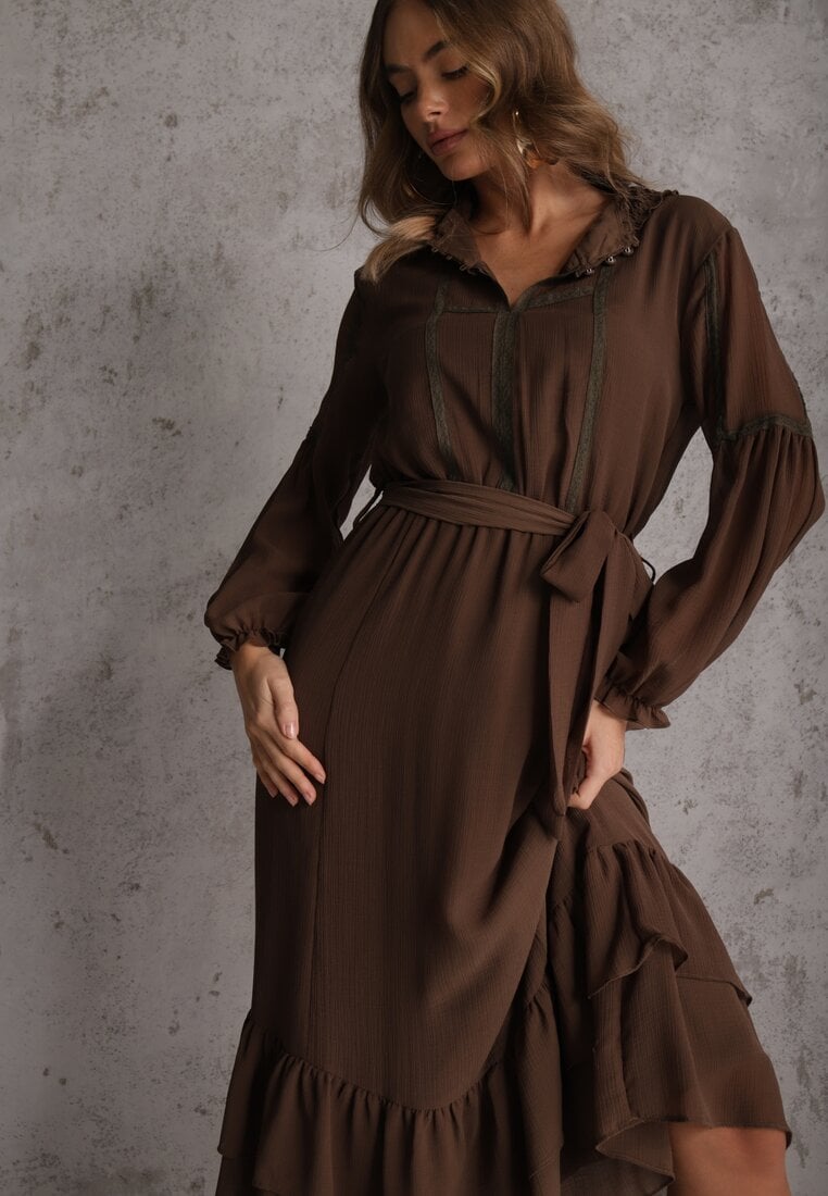 Brązowa Sukienka Boho z Paskiem Guzikami i Falbanami Nevinete