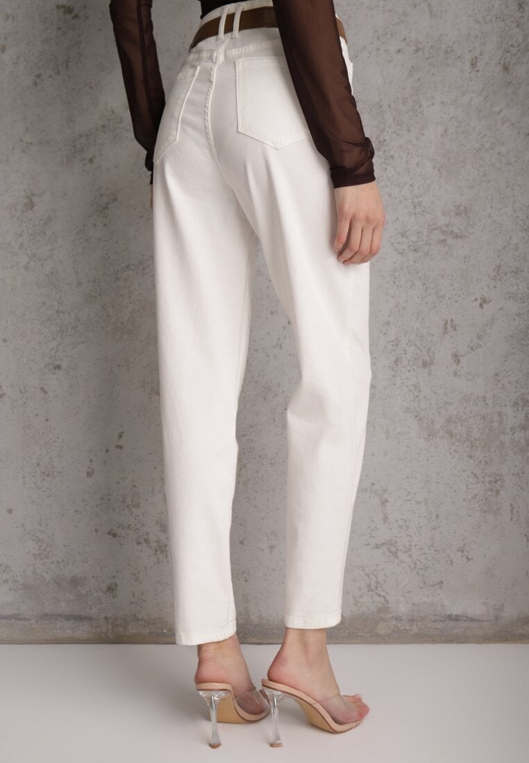 Białe Jeansy Mom Fit z Wiskozą Bawełną i Paskiem z Metaliczną Klamrą Salennith