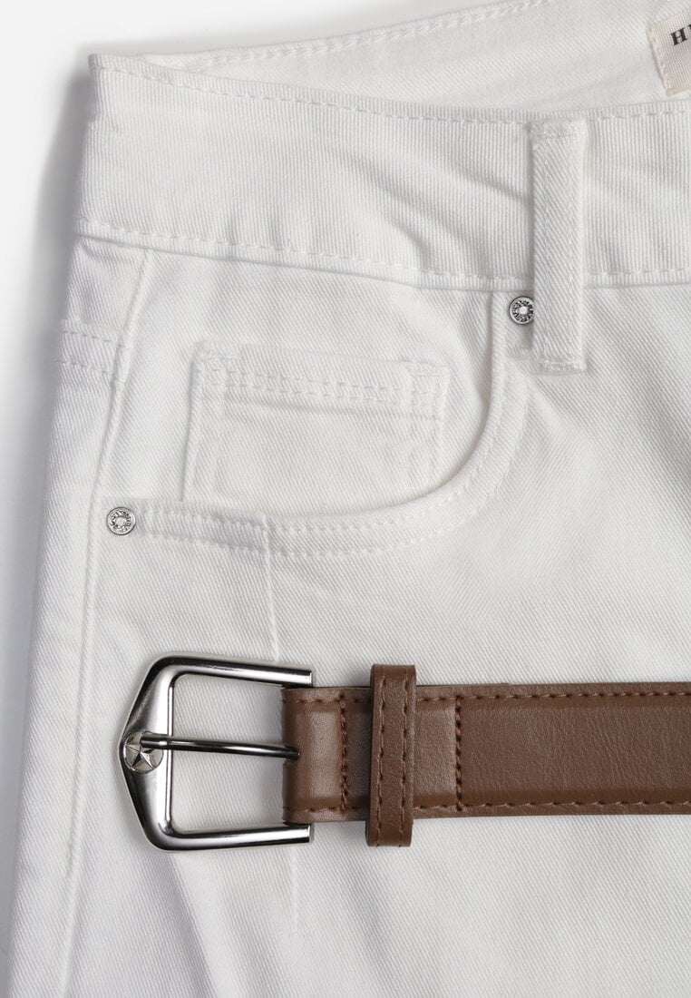 Białe Jeansy Mom Fit z Wiskozą Bawełną i Paskiem z Metaliczną Klamrą Salennith