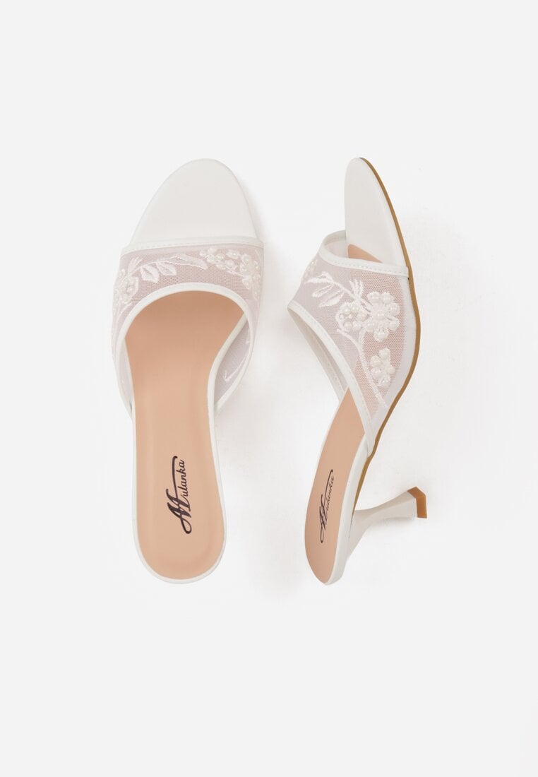 Białe Siateczkowe Klapki na Metalicznej Szpilce z Imitacją Pereł i Haftem w Kwiaty Polia