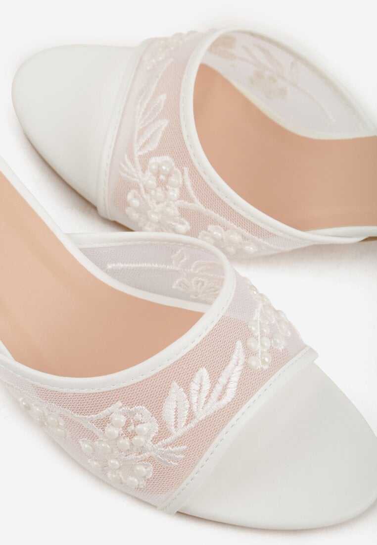 Białe Siateczkowe Klapki na Metalicznej Szpilce z Imitacją Pereł i Haftem w Kwiaty Polia