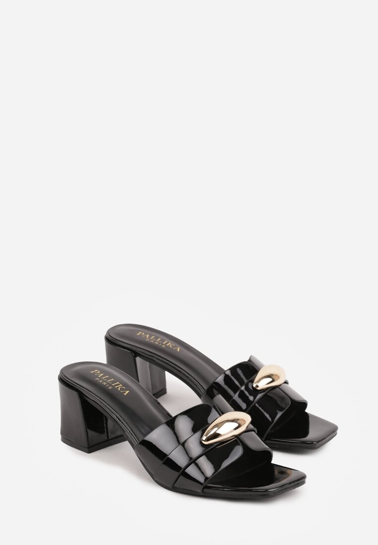 Czarne Klapki na Słupku w Eleganckim Stylu Zdobione Podłużną Aplikacją Achythia