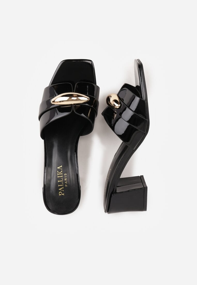 Czarne Klapki na Słupku w Eleganckim Stylu Zdobione Podłużną Aplikacją Achythia