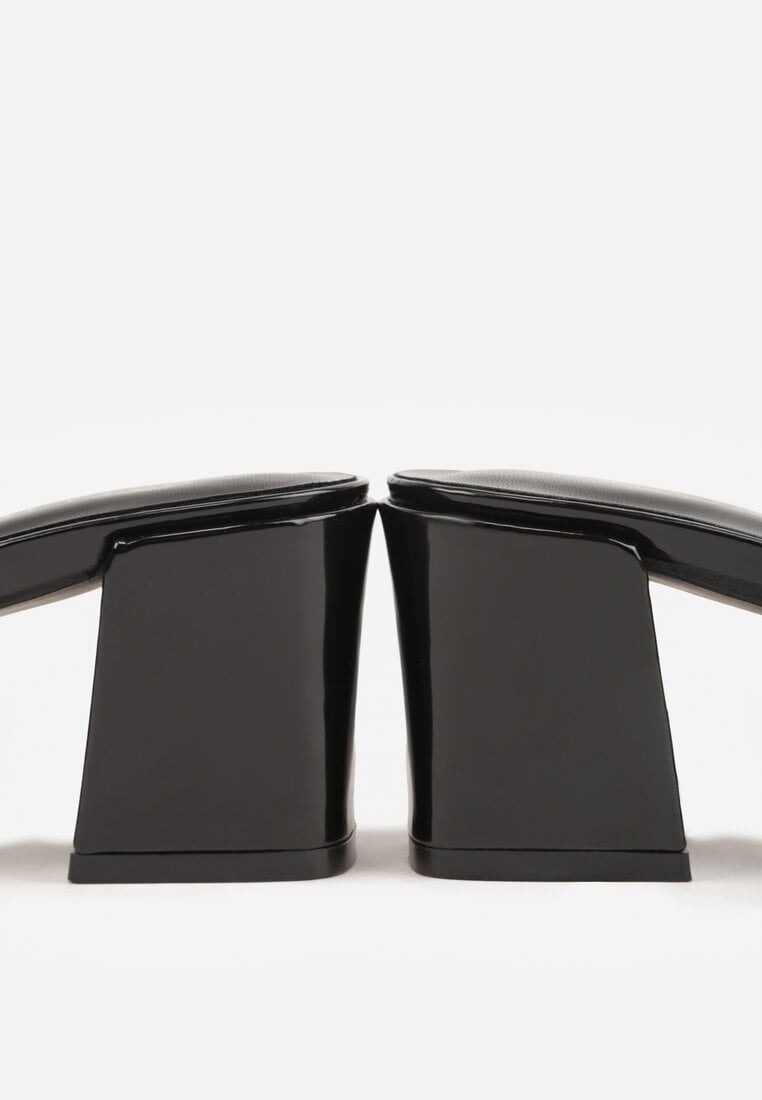 Czarne Klapki na Słupku w Eleganckim Stylu Zdobione Podłużną Aplikacją Achythia