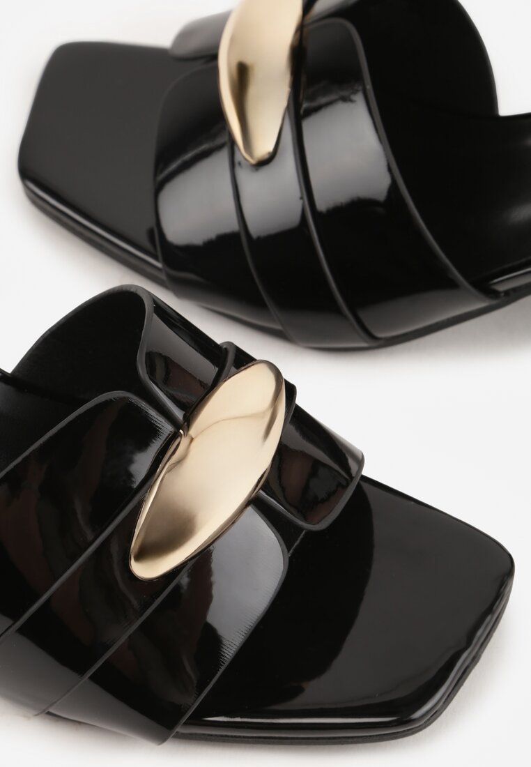 Czarne Klapki na Słupku w Eleganckim Stylu Zdobione Podłużną Aplikacją Achythia