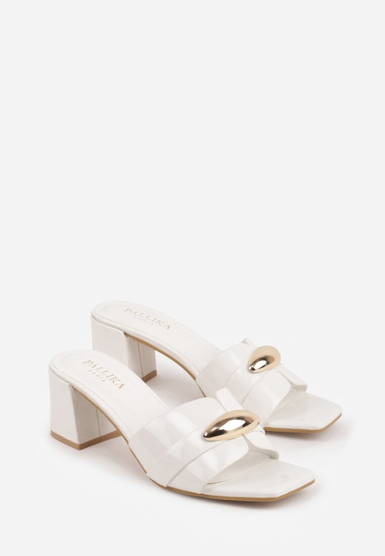 Białe Klapki na Słupku w Eleganckim Stylu Zdobione Podłużną Aplikacją Achythia