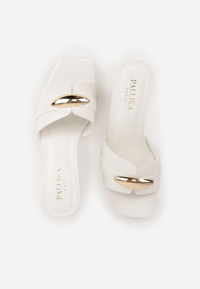 Białe Klapki na Słupku w Eleganckim Stylu Zdobione Podłużną Aplikacją Achythia