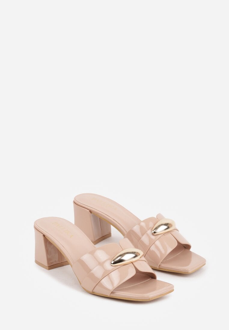 Beżowe Klapki na Słupku w Eleganckim Stylu Zdobione Podłużną Aplikacją Achythia