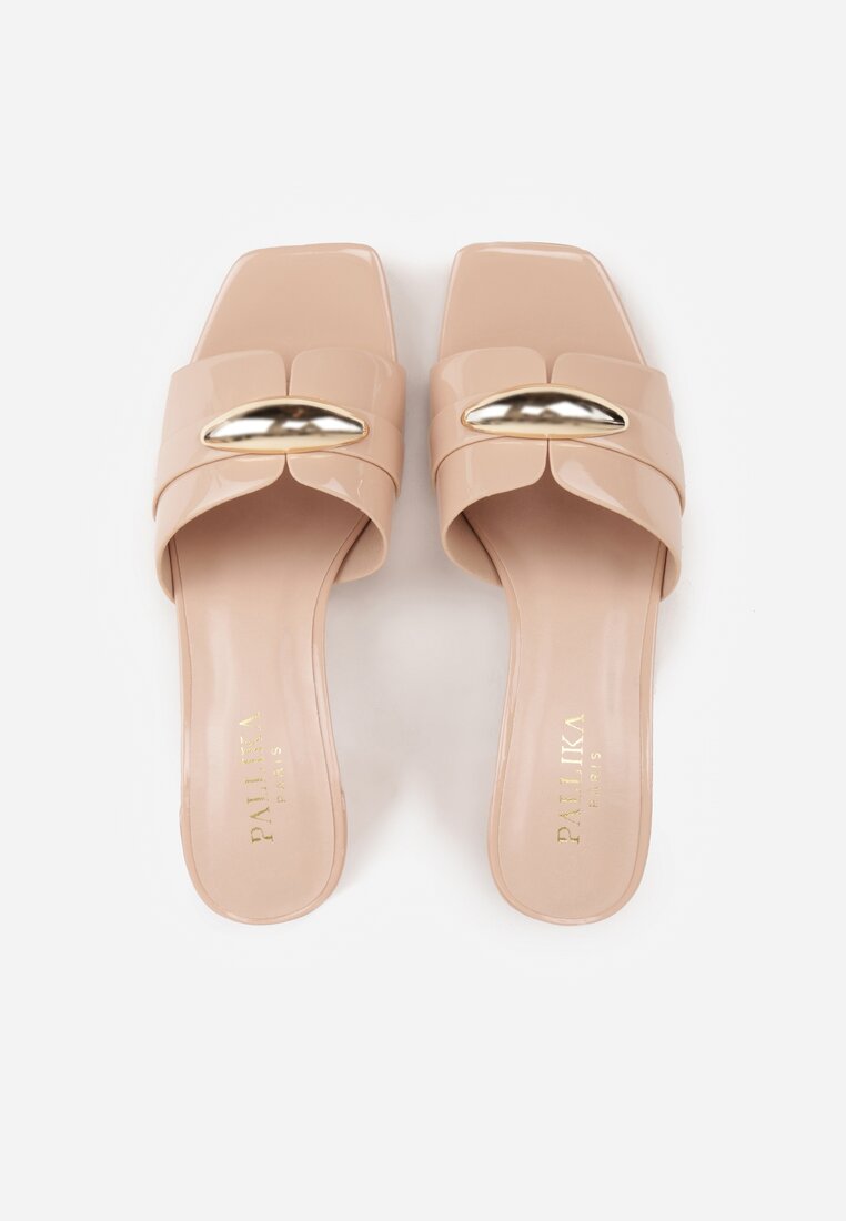 Beżowe Klapki na Słupku w Eleganckim Stylu Zdobione Podłużną Aplikacją Achythia