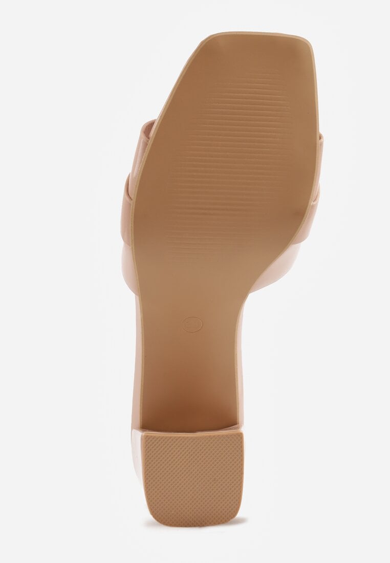 Beżowe Klapki na Słupku w Eleganckim Stylu Zdobione Podłużną Aplikacją Achythia