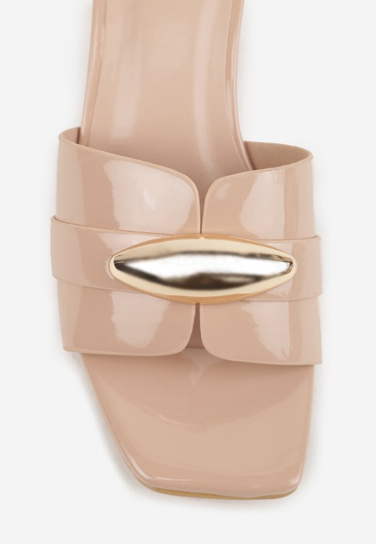 Beżowe Klapki na Słupku w Eleganckim Stylu Zdobione Podłużną Aplikacją Achythia