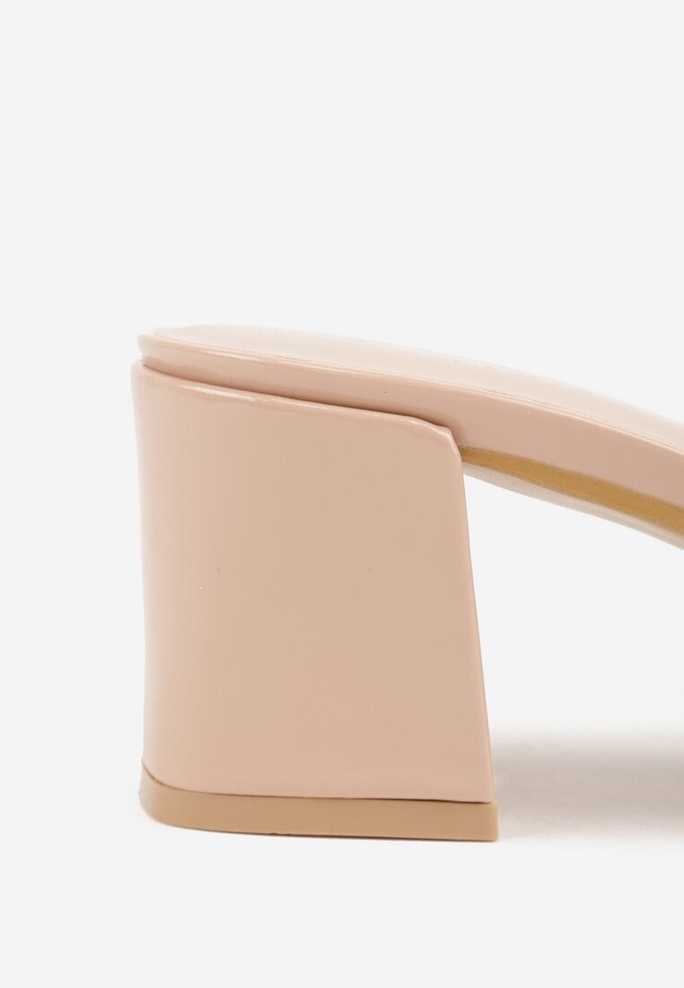 Beżowe Klapki na Słupku w Eleganckim Stylu Zdobione Podłużną Aplikacją Achythia