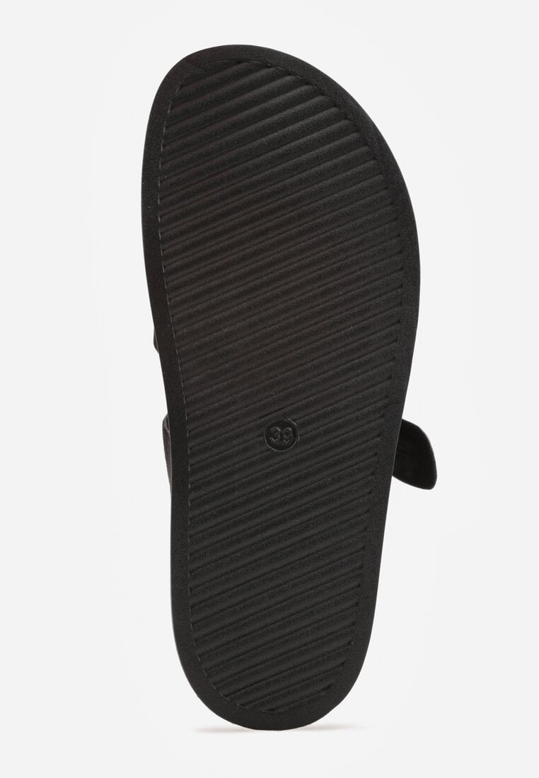 Czarne Klapki Ozdobione Geometrycznymi Paskami i Metaliczną Klamrą Hossei