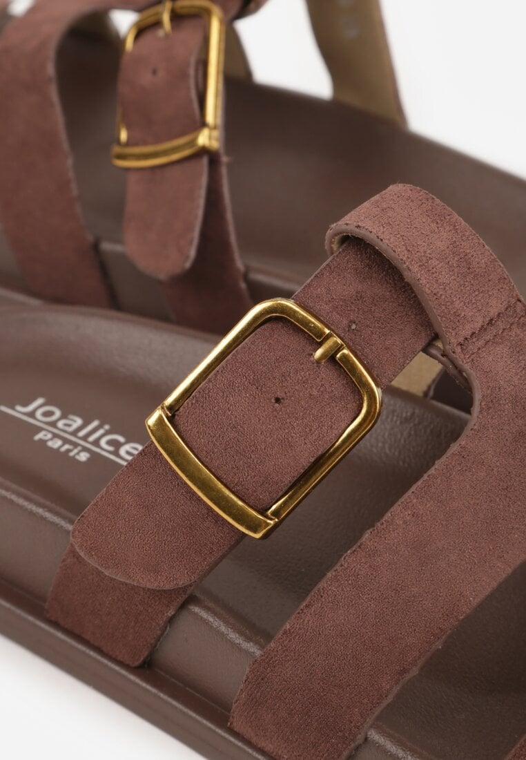 Brązowe Klapki Ozdobione Geometrycznymi Paskami i Metaliczną Klamrą Hossei