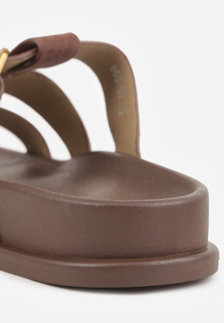 Brązowe Klapki Ozdobione Geometrycznymi Paskami i Metaliczną Klamrą Hossei